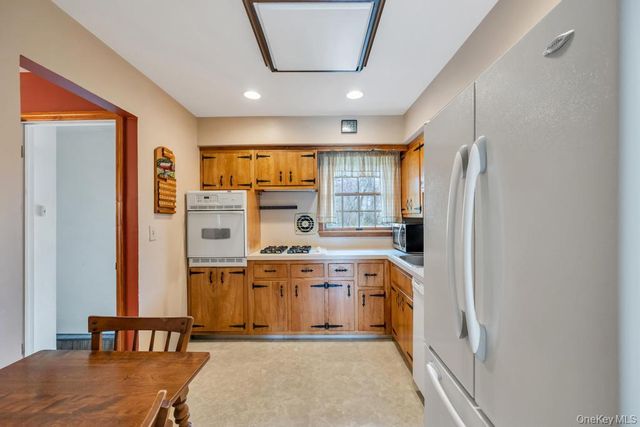 238 Centre Avenue, Lindenhurst, NY 11757