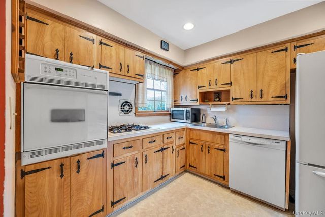 238 Centre Avenue, Lindenhurst, NY 11757