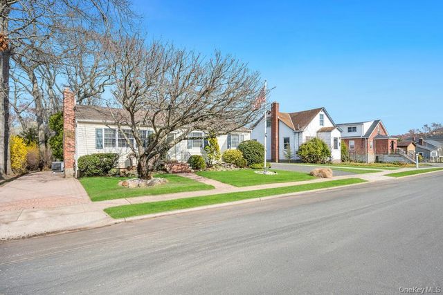 238 Centre Avenue, Lindenhurst, NY 11757