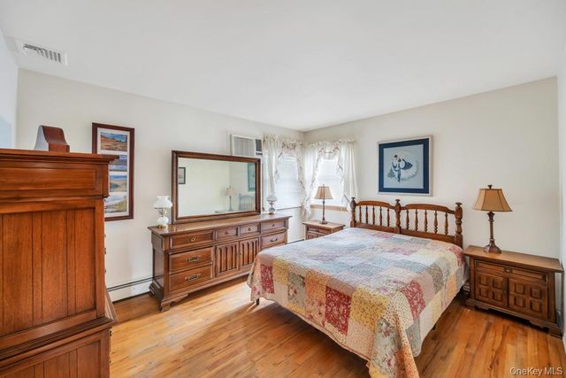 238 Centre Avenue, Lindenhurst, NY 11757