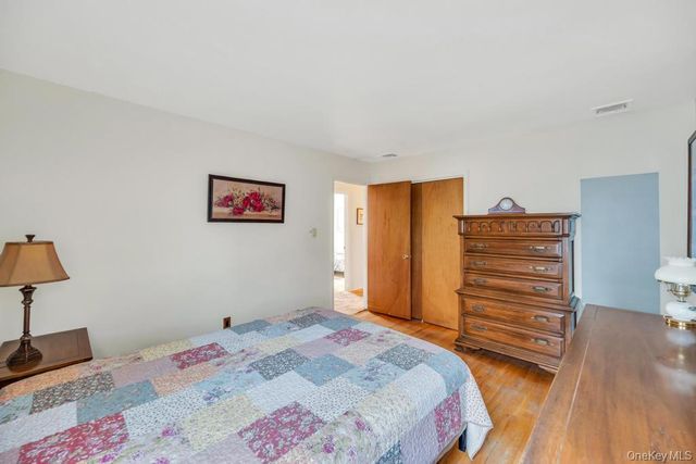 238 Centre Avenue, Lindenhurst, NY 11757