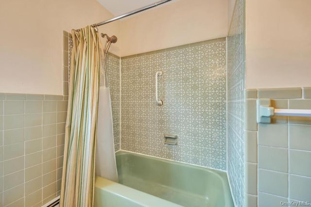 238 Centre Avenue, Lindenhurst, NY 11757