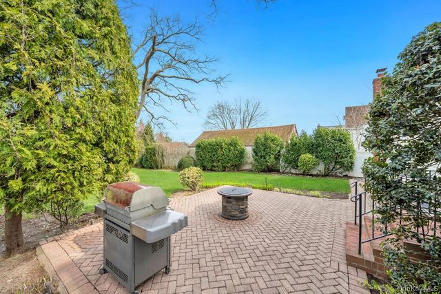 238 Centre Avenue, Lindenhurst, NY 11757