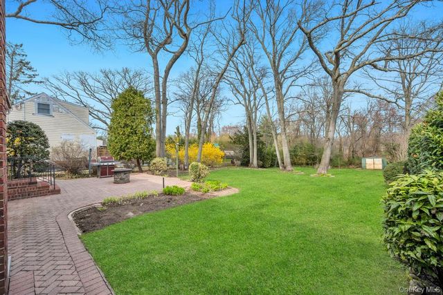 238 Centre Avenue, Lindenhurst, NY 11757