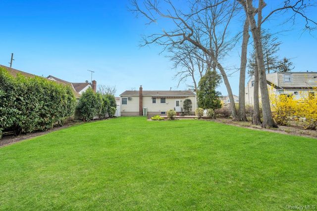 238 Centre Avenue, Lindenhurst, NY 11757
