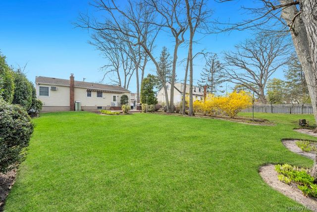 238 Centre Avenue, Lindenhurst, NY 11757