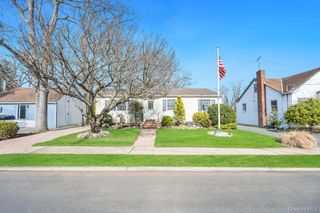 238 Centre Avenue, Lindenhurst, NY 11757