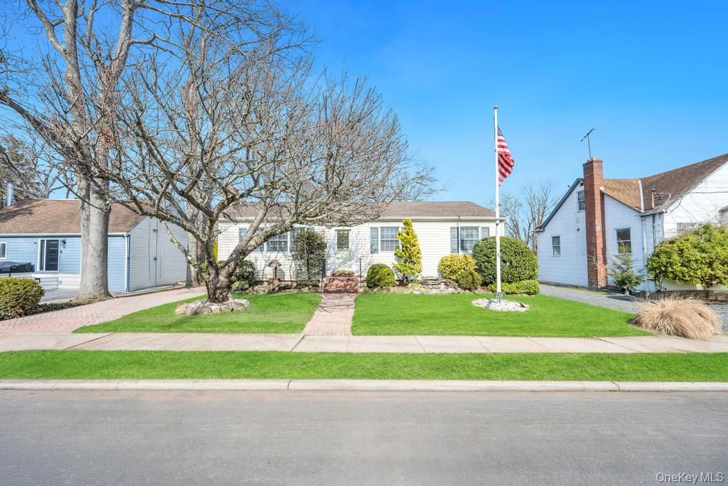238 Centre Avenue, Lindenhurst, NY 11757