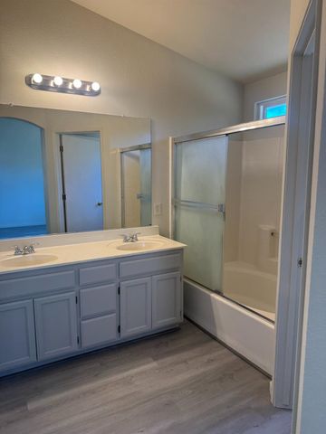 2529 Rushing River Dr, Modesto, CA 95351