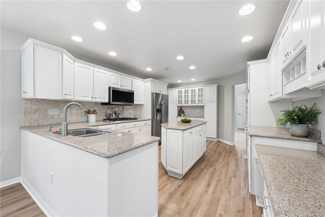 1005 Fairway Oaks Dr, Hempfield Twp, PA 15644