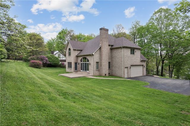 1005 Fairway Oaks Dr, Hempfield Twp, PA 15644