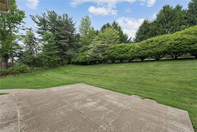 1005 Fairway Oaks Dr, Hempfield Twp, PA 15644