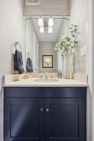 2226 W Barry Avenue, Chicago, IL 60618