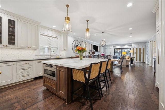 2226 W Barry Avenue, Chicago, IL 60618