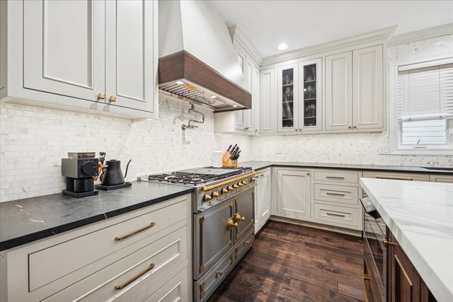 2226 W Barry Avenue, Chicago, IL 60618