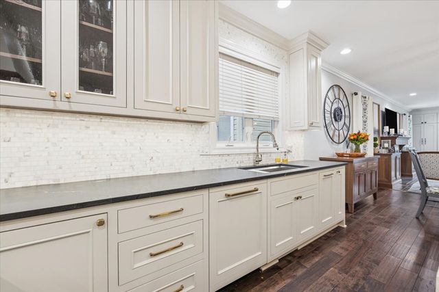 2226 W Barry Avenue, Chicago, IL 60618