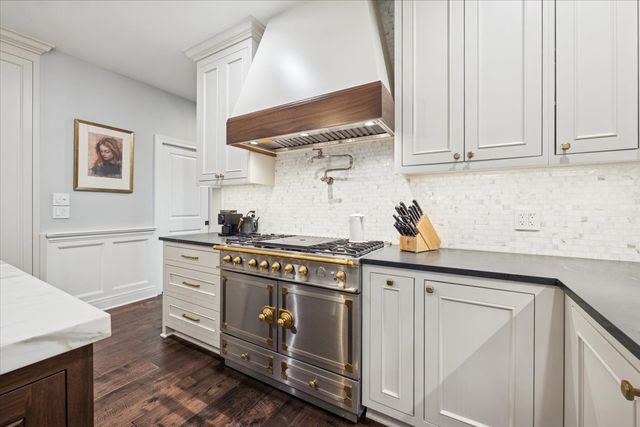 2226 W Barry Avenue, Chicago, IL 60618