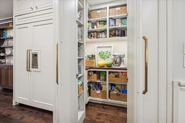 2226 W Barry Avenue, Chicago, IL 60618