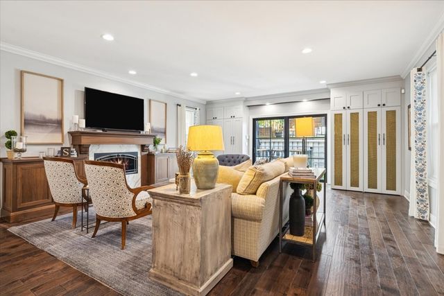 2226 W Barry Avenue, Chicago, IL 60618