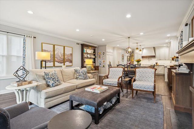 2226 W Barry Avenue, Chicago, IL 60618