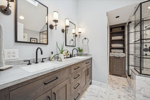 2226 W Barry Avenue, Chicago, IL 60618