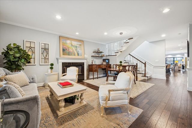 2226 W Barry Avenue, Chicago, IL 60618