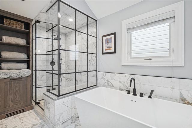 2226 W Barry Avenue, Chicago, IL 60618