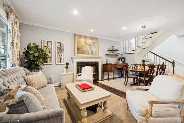 2226 W Barry Avenue, Chicago, IL 60618