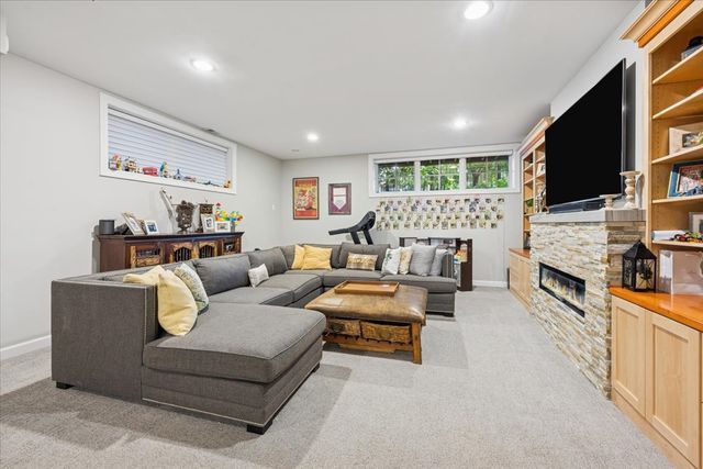 2226 W Barry Avenue, Chicago, IL 60618