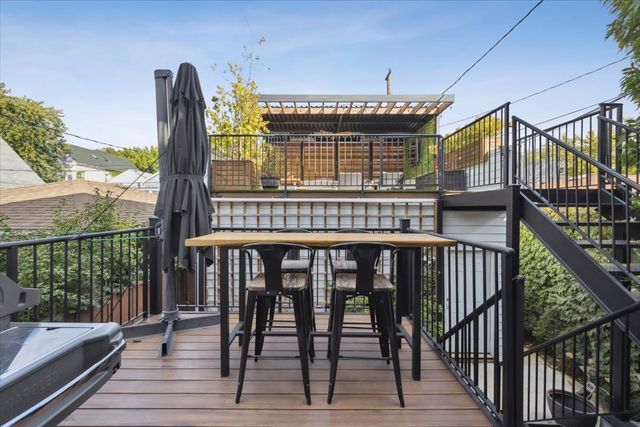 2226 W Barry Avenue, Chicago, IL 60618