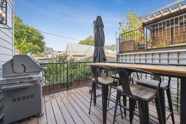 2226 W Barry Avenue, Chicago, IL 60618