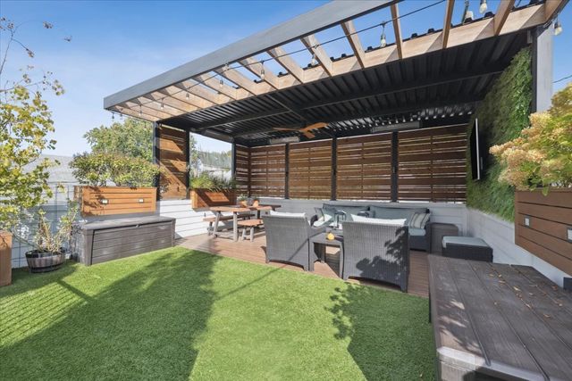 2226 W Barry Avenue, Chicago, IL 60618