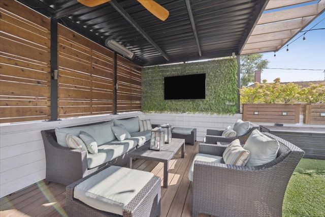 2226 W Barry Avenue, Chicago, IL 60618