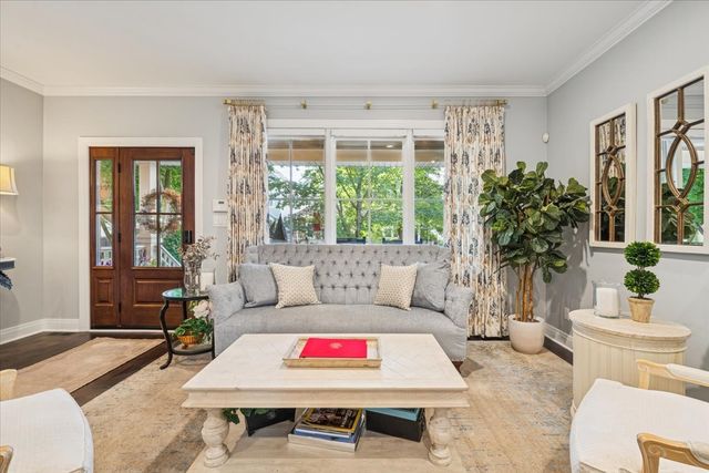 2226 W Barry Avenue, Chicago, IL 60618