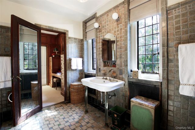 107 Bayview Road, Manhasset, NY 11030