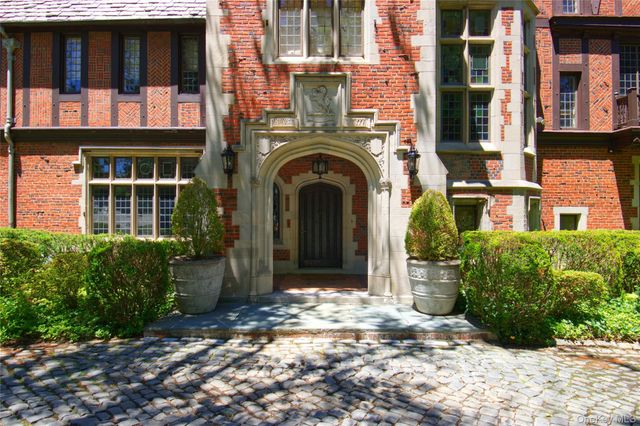 107 Bayview Road, Manhasset, NY 11030