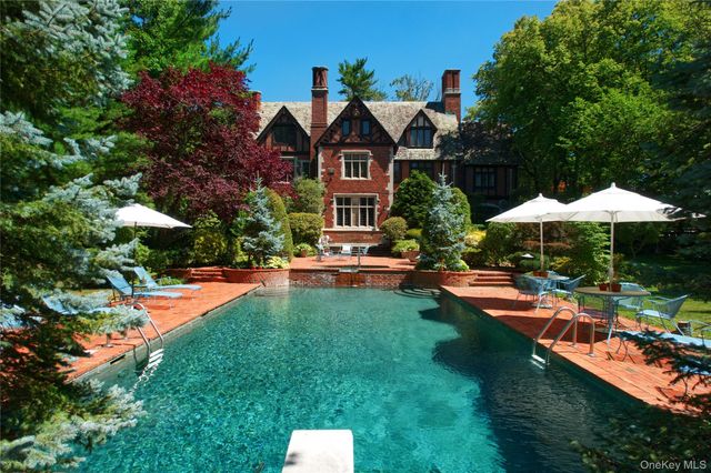 107 Bayview Road, Manhasset, NY 11030