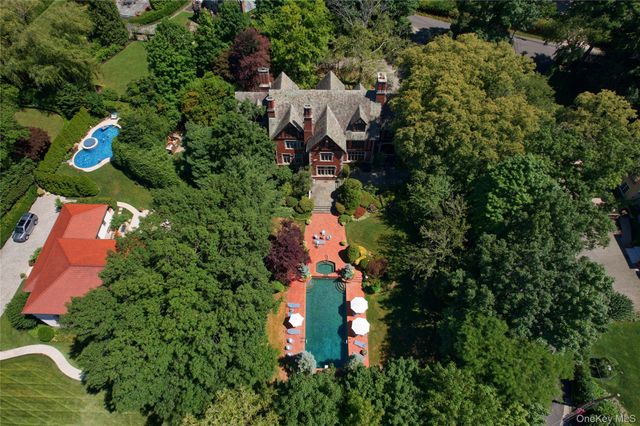 107 Bayview Road, Manhasset, NY 11030