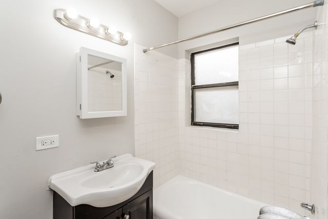 6949 S Paxton Avenue 3C, Chicago, IL 60649