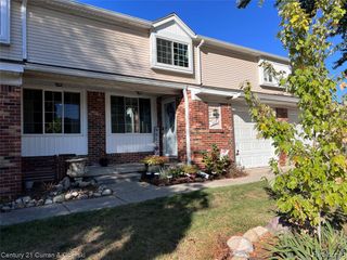 320 Hampton Court 33, South Lyon, MI 48178