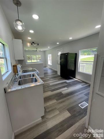 21 E Zeb Vance Street, Marion, NC 28655