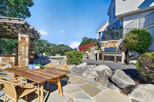 777 Shiloh Cyn, Santa Rosa, CA 95403