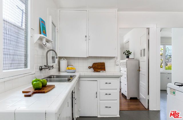 138 Wadsworth Avenue, Santa Monica, CA 90405