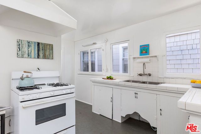 138 Wadsworth Avenue, Santa Monica, CA 90405