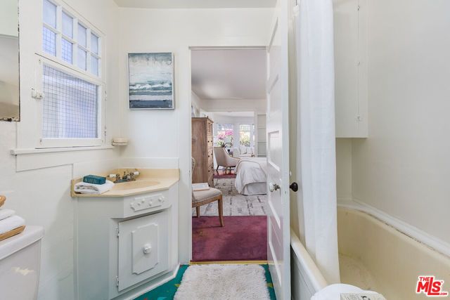 138 Wadsworth Avenue, Santa Monica, CA 90405