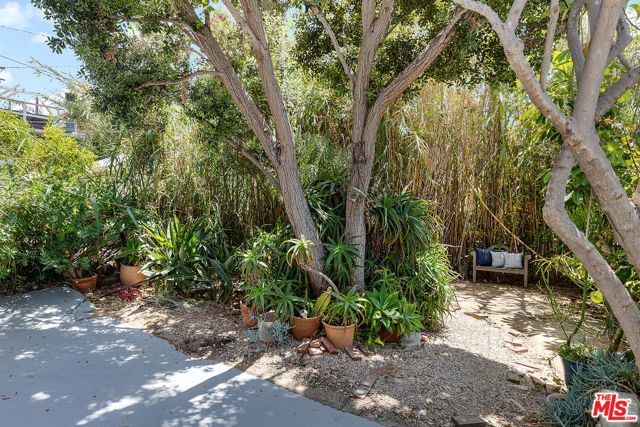 138 Wadsworth Avenue, Santa Monica, CA 90405