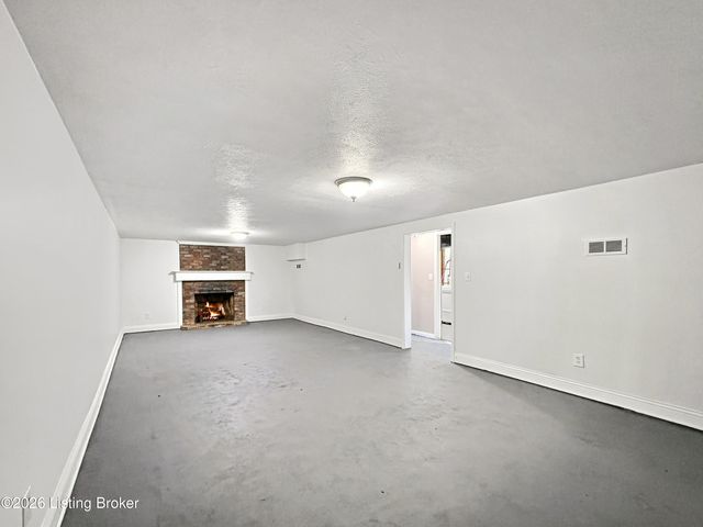 9013 Lyneve Dr, Louisville, KY 40272
