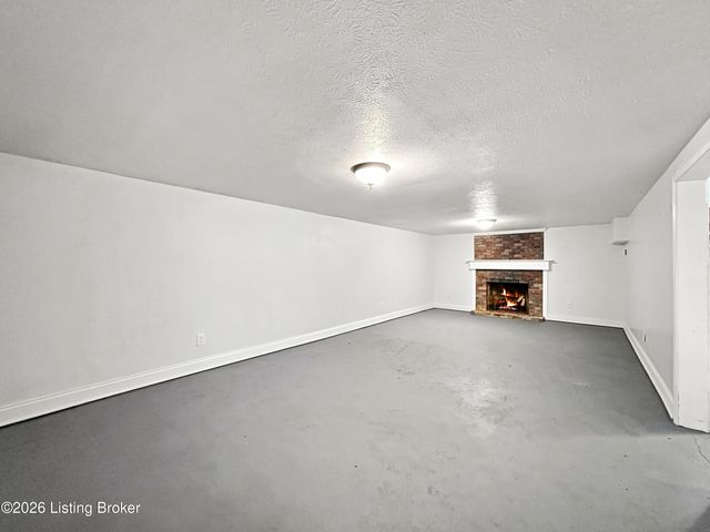 9013 Lyneve Dr, Louisville, KY 40272