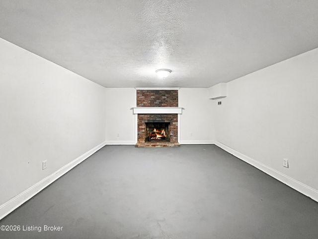 9013 Lyneve Dr, Louisville, KY 40272