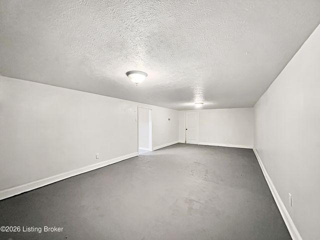 9013 Lyneve Dr, Louisville, KY 40272